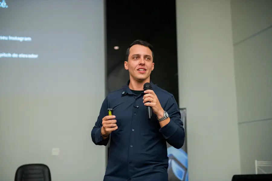 Bruno Urel com microfone em palestra da Mentoria APD