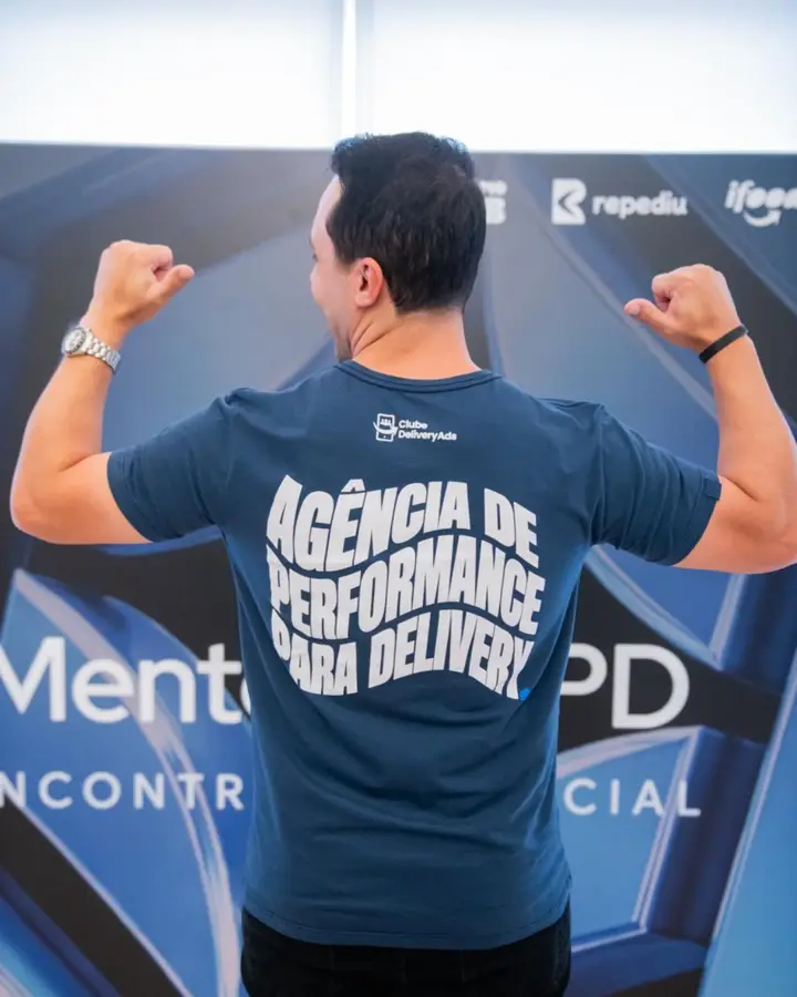 Bruno Urel com a camiseta Agência de Performance para Delivery do Clube DeliveryAds