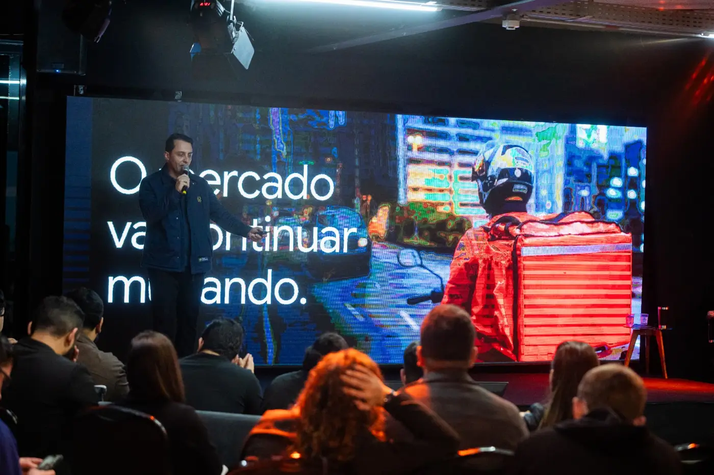 Bruno Urel palestrando sobre o mercado de delivery no IN THE HOUSE