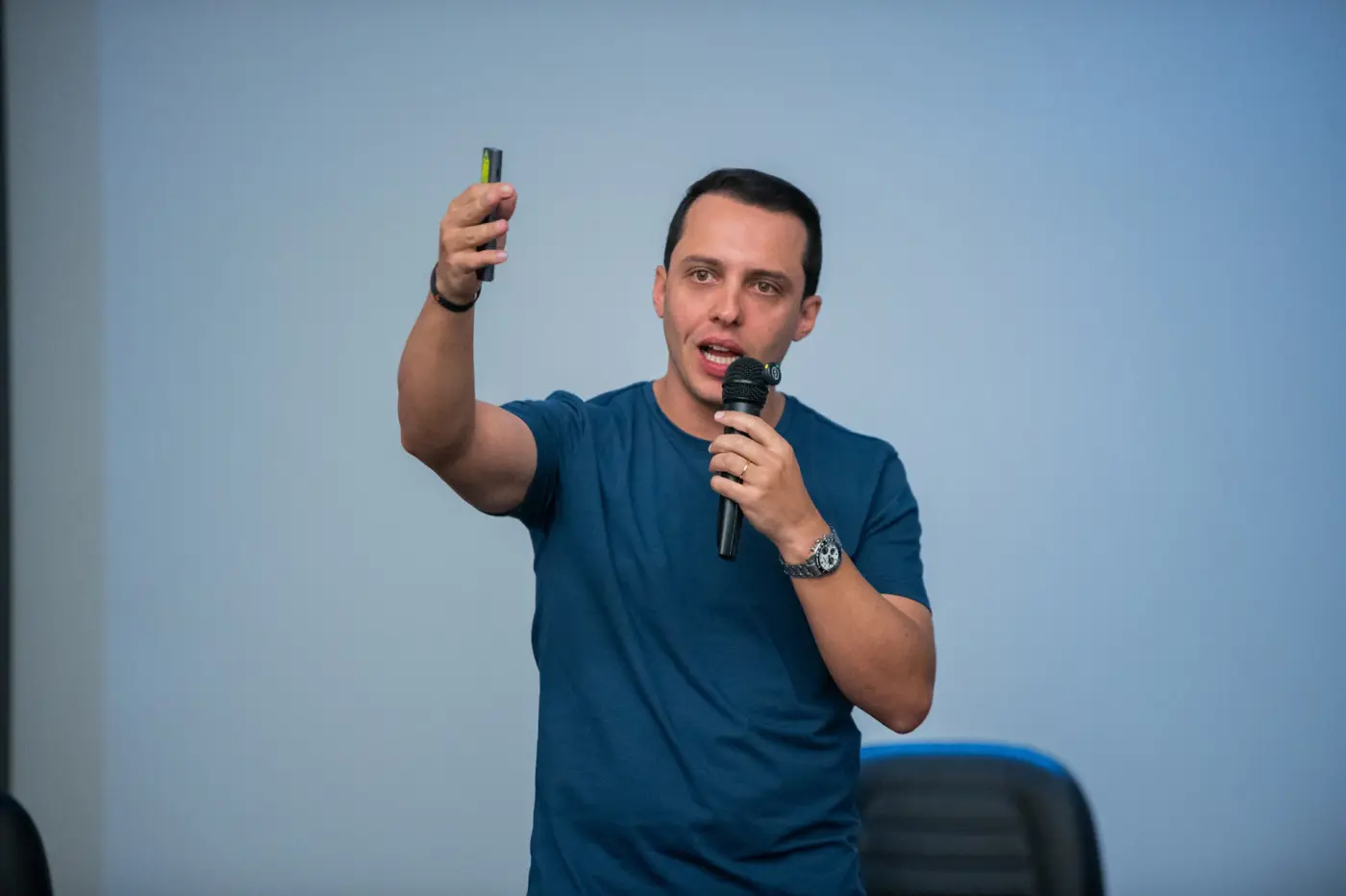 Bruno Urel palestrando no palco da Mentoria APD para agências de food marketing